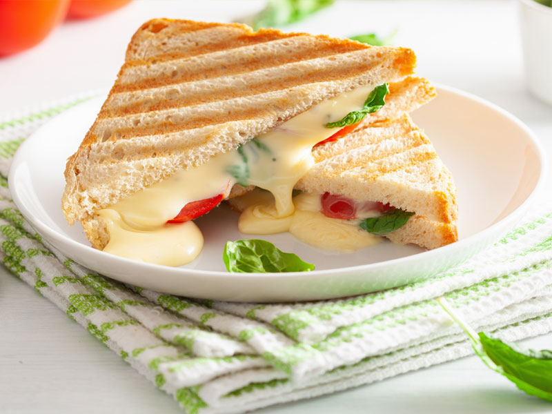 Beyaz Peynirli Domatesli Tost